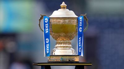 IPL Mega Auction 2025 : किस टीम के पास कितना पर्स, किस फ्रेंचाइजी को कितने प्लेयर्स की जरूरत, किस खिलाड़ी के लिए खाली होंगी तिजोरियां? जानिए सब कुछ IPL Trophy in frame
