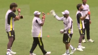 IND vs AUS : ऑस्ट्रेलिया में फील्डिंग के दौरान सरफराज खान की हरकत पर उनको मारने दौड़े ऋषभ पंत, विराट कोहली भी नहीं रोक सके हंसी, देखें मजेदार VIDEO पर्थ के मैदान में स्लिप फील्डिंग के दौरान ऋषभ पंत, सरफराज खान, विराट कोहली और ध्रुव जुरेल