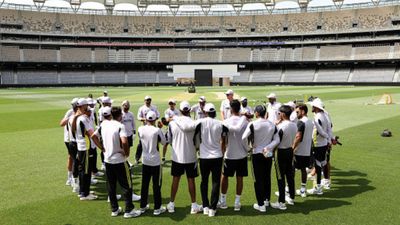 IND vs AUS पर्थ टेस्ट से पहले टीम इंडिया के लिए बुरी खबर, शुभमन गिल के बाद अब यह भारतीय खिलाड़ी चोटिल, ऑस्ट्रेलिया से लौटा घर SportsTak Hindi