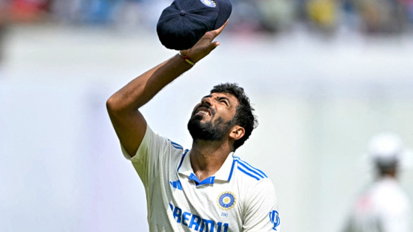 IND vs AUS: टीम इंडिया को नया सिरदर्द, जसप्रीत बुमराह को बैटिंग के दौरान लगी चोट, नेट बॉलर की गेंद कंधे पर लगी, दर्द से कराह उठा भारतीय स्टार, देखिए Video IND vs AUS: टीम इंडिया को नया सिरदर्द, जसप्रीत बुमराह को बैटिंग के दौरान लगी चोट, नेट बॉलर की गेंद कंधे पर लगी, दर्द से कराह उठा भारतीय स्टार, देखिए Video