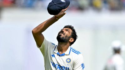 IND vs AUS: टीम इंडिया को नया सिरदर्द, जसप्रीत बुमराह को बैटिंग के दौरान लगी चोट, नेट बॉलर की गेंद कंधे पर लगी, दर्द से कराह उठा भारतीय स्टार, देखिए Video Jasprit Bumrah in frame