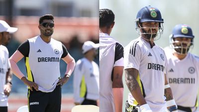 IND vs AUS: नीतीश रेड्डी और हर्षित राणा का पर्थ टेस्ट में डेब्यू तय तो इन दो स्टार खिलाड़ियों की प्लेइंग 11 से छुट्टी, पहले मुकाबले पर आई सबसे बड़ी अपडेट SportsTak Hindi