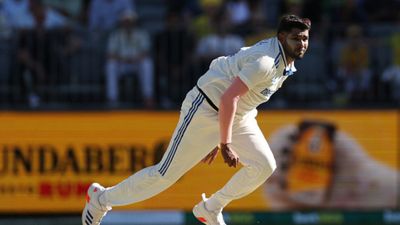 IND vs AUS: हर्षित राणा ने मार्नस लाबुशेन को छेड़ा, कमाल की बॉल फेंकने के बाद ऑस्ट्रेलियाई खिलाड़ी को दिया किस, देखिए Video SportsTak Hindi