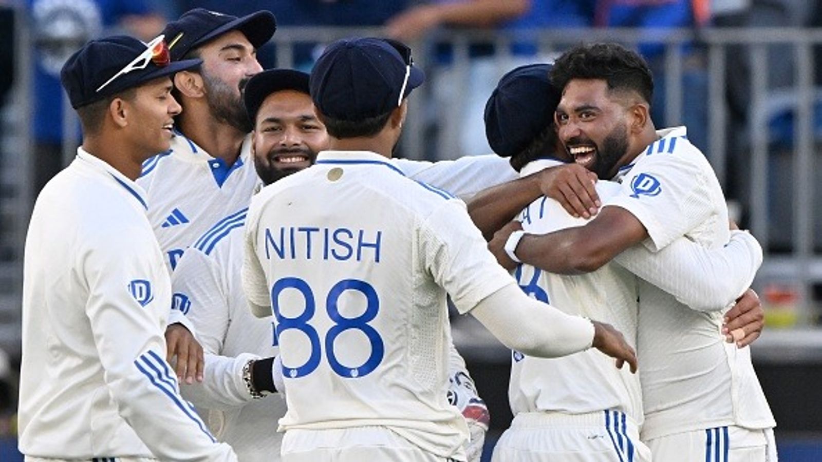 IND vs AUS: पर्थ टेस्ट में गेंदबाजों ने बरसाई आग, टेस्ट क्रिकेट के इतिहास में 72 सालों में पहली बार हुआ ऐसा, ऑस्ट्रेलियाई धरती पर बना विशाल रिकॉर्ड IND vs AUS: पर्थ टेस्ट में गेंदबाजों ने बरसाई आग, टेस्ट क्रिकेट के इतिहास में 72 सालों में पहली बार हुआ ऐसा, ऑस्ट्रेलियाई धरती पर बना विशाल रिकॉर्ड