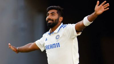 IND vs AUS: जसप्रीत बुमराह का जादू चल रहा! धुन पर नाच रहे बल्लेबाज, 110 साल में यह कमाल करने वाले पहले बॉलर SportsTak Hindi