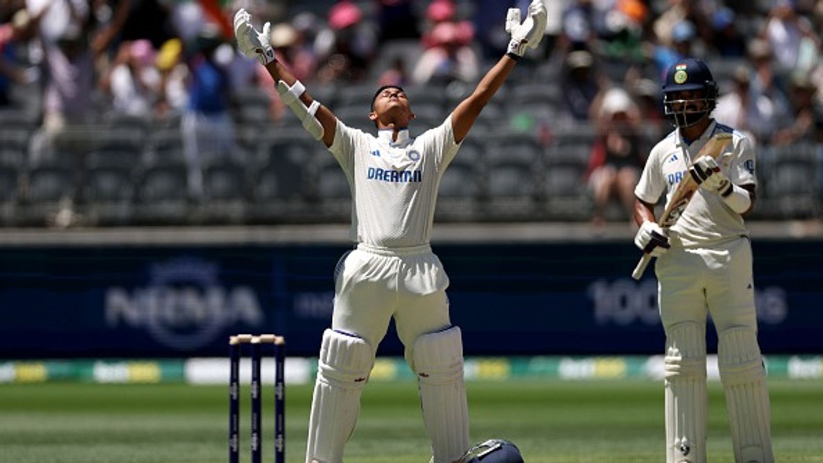 IND vs AUS: यशस्वी जायसवाल ने ऑस्ट्रेलिया जमीं पर मेडन टेस्ट में शतक ठोक रचा इतिहास, इस मुकाम पर पहुंचने वाले तीसरे भारतीय बल्लेबाज बने IND vs AUS: यशस्वी जायसवाल ने ऑस्ट्रेलिया जमीं पर मेडन टेस्ट में शतक ठोक रचा इतिहास, इस मुकाम पर पहुंचने वाले तीसरे भारतीय बल्लेबाज बने