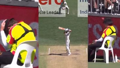 Virat Kohli : विराट कोहली ने लगाया ऐसा झन्नाटेदार सिक्स, पर्थ के मैदान का सिक्योरिटी गार्ड हुआ इंजर्ड, सिर पर लगी गेंद, दोनों हाथों से... Video पर्थ में सिक्स लगाने के दौरान विराट कोहली