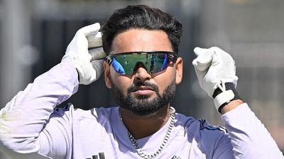 Rishabh Pant IPL Auction Price: ऋषभ पंत के लिए आरसीबी, दिल्ली और लखनऊ के बीच कैसे लड़ी गई जंग, इस खबर में जानिए नीलामी के बीच में 6 करोड़ रुपये कहां से आ गए India's star wicketkeeper-batter Rishabh Pant