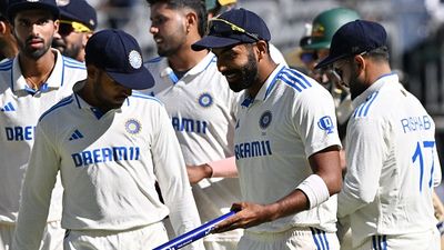 IND vs AUS : विराट कोहली नहीं बल्कि इस खिलाड़ी को प्लेयर ऑफ़ द मैच अवॉर्ड देना चाहते हैं जसप्रीत बुमराह, जीत के बाद किया बड़ा खुलासा  India's stand-in captain Jasprit Bumrah (C) celebrates victory with teammates on day four of the first Test against Australia