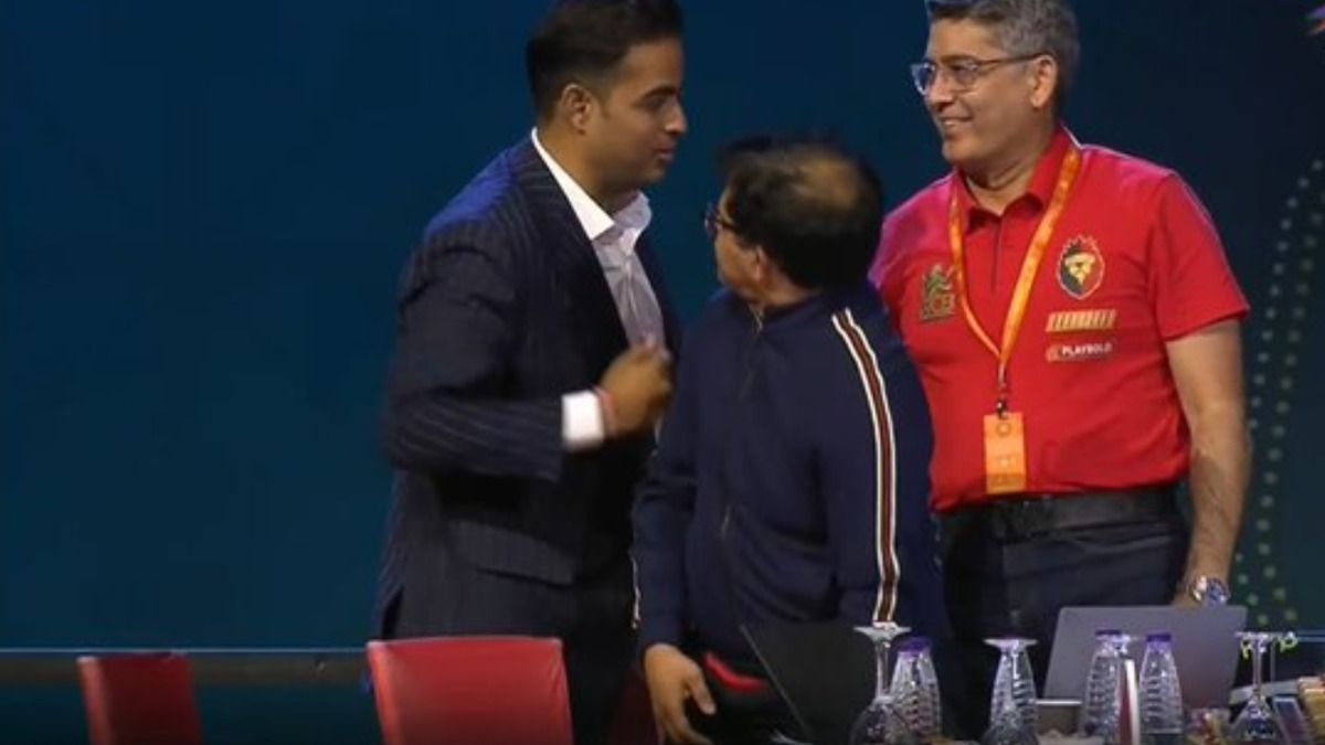 IPL Auction में अजब नजारा, रॉयल चैलेंजर्स बेंगलुरु ने विस्फोटक खिलाड़ी के लिए नहीं लगाया RTM, मुंबई इंडियंस ने खरीदा फिर हाथ मिलाने पहुंचे आकाश अंबानी