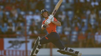 IPL 2025 Auction में रॉयल चैलेंजर्स बेंगलुरु ने 2.20 करोड़ रुपये में खरीदा, 12 घंटे बाद इंग्लैंड ने दिया टेस्ट डेब्यू का मौका SportsTak Hindi