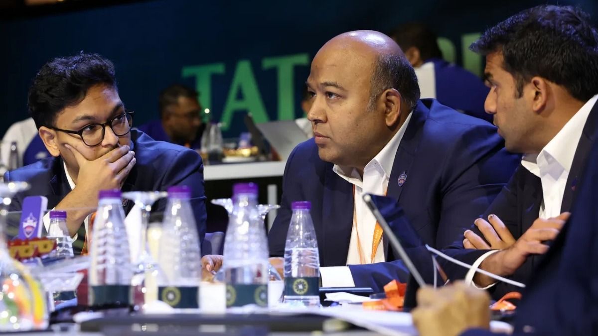 IPL Mega Auction: नीलामी में हुई बड़ी गड़बड़ी, दिल्ली कैपिटल्स के हाथ से निकला स्टार खिलाड़ी, RCB को तगड़ा फायदा