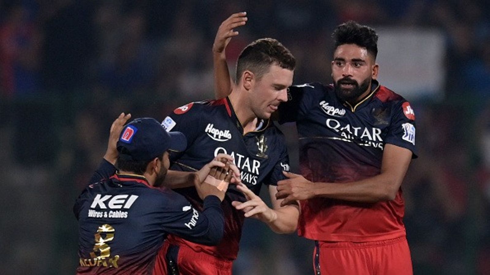 IPL 2025 Auction : ऑस्ट्रेलियाई खिलाड़ियों के लिए इस टीम ने खर्च किए 19.85 करोड़, क्या दिला पाएंगे IPL का पहला खिताब ? देखें पूरी लिस्ट आईपीएल 2023 में गेंदबाजी के दौरान जोश हेजलवुड