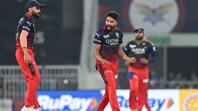 IPL 2025 Auction, RCB : विराट कोहली वाली आरसीबी के Auction प्लान पर भड़का भारत का पूर्व क्रिकेटर, कहा - पहले बुरी और फिर घटिया... Virat Kohli and Mohammed Siraj in frame