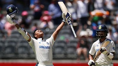 IND vs AUS : 'मैं हर लड़ाई जीतना चाहता हूं', पर्थ में 161 की पारी के बाद यशस्वी जायसवाल ने भरी हुंकार, दूसरे टेस्ट से पहले बैटिंग का खोला बड़ा राज India's star batter Yashasvi Jaiswal (left) and KL Rahul in this frame