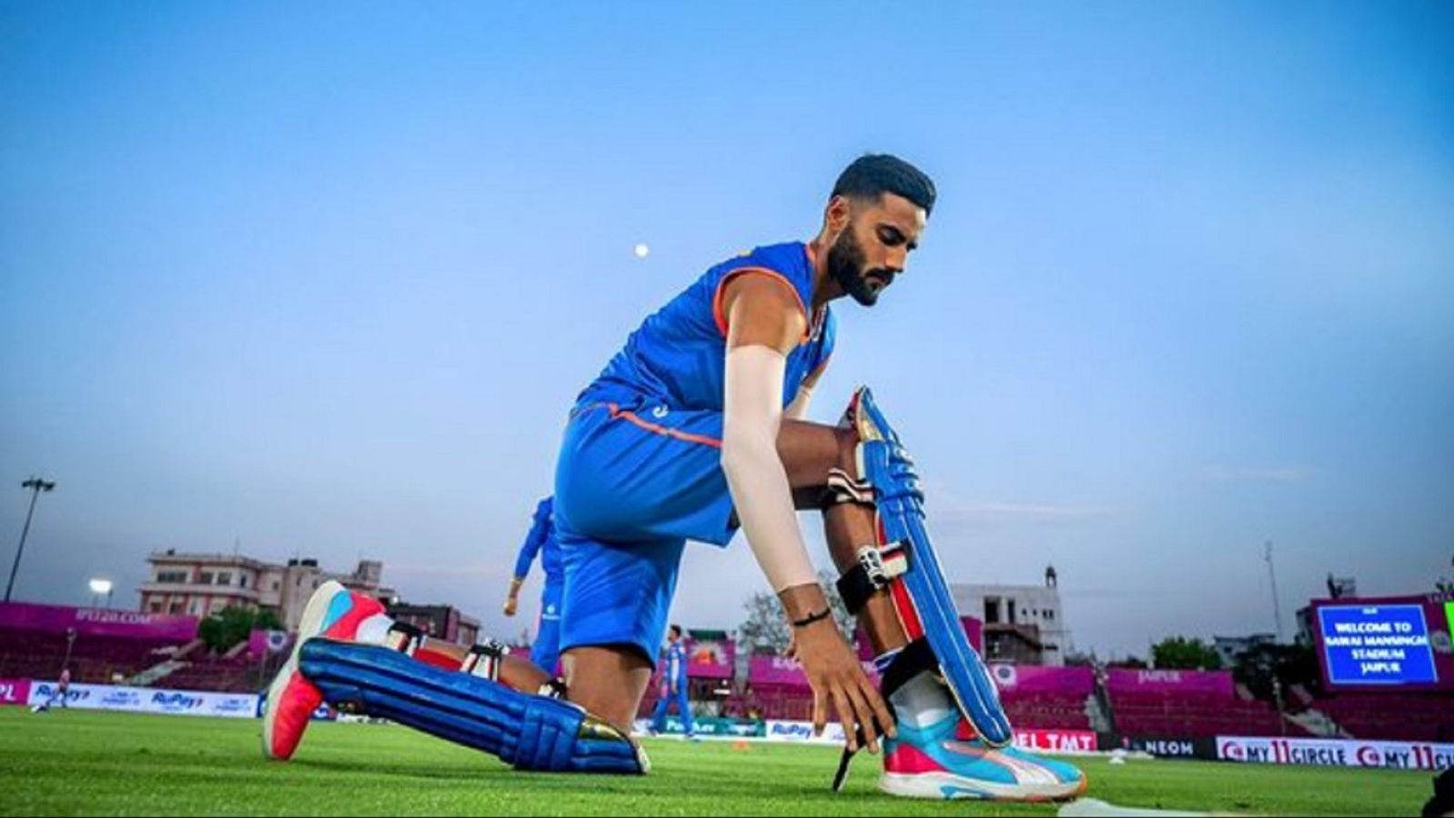 बेटे का करियर बर्बाद करने के मिले ताने, फिर दवाई की दुकान पर काम करने वाले पिता ने घर से दूर जाने से रोका, अब MI ने लुटाए 5.25 करोड़ रुपये बेटे का करियर बर्बाद करने के मिले ताने, फिर दवाई की दुकान पर काम करने वाले पिता ने घर से दूर जाने से रोका, अब MI ने लुटाए 5.25 करोड़ रुपये