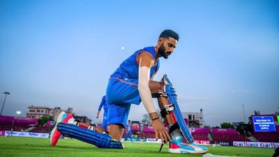 बेटे का करियर बर्बाद करने के मिले ताने, फिर दवाई की दुकान पर काम करने वाले पिता ने घर से दूर जाने से रोका, अब MI ने लुटाए 5.25 करोड़ रुपये SportsTak Hindi