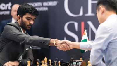 World Chess Championship में डी गुकेश ने की शानदार वापसी, डिंग लिरेन को तीसरे गेम हराकर दर्ज की पहली जीत, चार मिनट में चली 13 चाल SportsTak Hindi