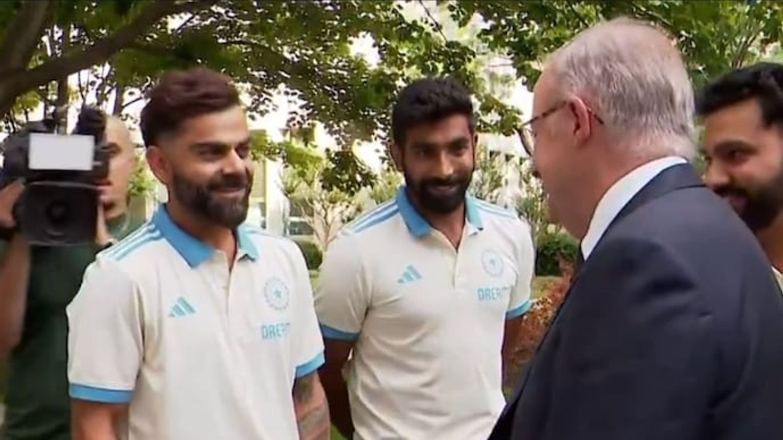 ऑस्ट्रेलियाई पीएम ने विराट कोहली के साथ किया मजाक तो बल्लेबाज ने भी दिया करारा जवाब, कहा- मसाला... ऑस्ट्रेलियाई पीएम ने विराट कोहली के साथ किया मजाक तो बल्लेबाज ने भी दिया करारा जवाब, कहा- मसाला...