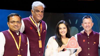 'अपनी टीम का नाम बदल दो', ऑस्ट्रेलियाई मीडिया ने IPL फ्रेंचाइज को किया ट्रोल, दिग्गज क्रिकेटर को बनाया निशाना SportsTak Hindi