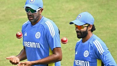 Border Gavaskar Trophy: क्या पर्थ टेस्ट से बाहर होने पर नाराज हैं आर अश्विन और रवींद्र जडेजा, कोच ने बताई सच्चाई SportsTak Hindi