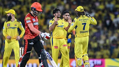 T20 : IPL Auction में जिसे नहीं मिला भाव, उसने 4 ओवर में 69 रन लुटाकर श्रेयस अय्यर की टीम को डुबोया, अपने नाम किया सबसे घटिया रिकॉर्ड आईपीएल में गेंदबाजी के दौरान शार्दुल ठाकुर
