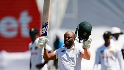 SA vs SL : ट्रिस्टन स्टब्स और बवुमा के शतक से श्रीलंका पर हार का संकट, 516 रन का टारगेट देकर जीत से सिर्फ पांच विकेट दूर साउथ अफ्रीका शतक जमाने के बाद साउथ अफ्रीकी कप्तान टेम्बा बवुमा