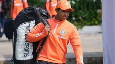 IND vs PAK: IPL का 13 साल का करोड़पति बल्लेबाज पाकिस्तान के खिलाफ बुरी तरह से फ्लॉप, डेब्यू मैच में 9 गेंदों पर बनाए सिर्फ एक रन SportsTak Hindi