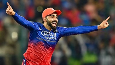 Virat Kohli : विराट कोहली ही करेंगे RCB की कप्तानी, एबी डिविलियर्स के बाद अब आर. अश्विन ने कहा - वो कप्तान के लिए नहीं बल्कि... Virat Kohli in frame