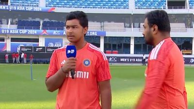 IPL Auction में 1.10 करोड़ पाने वाले 13 साल के वैभव सूर्यवंशी ने पहली बार तोड़ी चुप्पी, सचिन-विराट नहीं बल्कि इस खिलाड़ी की तरह बनना है सपना एशिया कप के दौरान सवाल का जवाब देते वैभव सूर्यवंशी