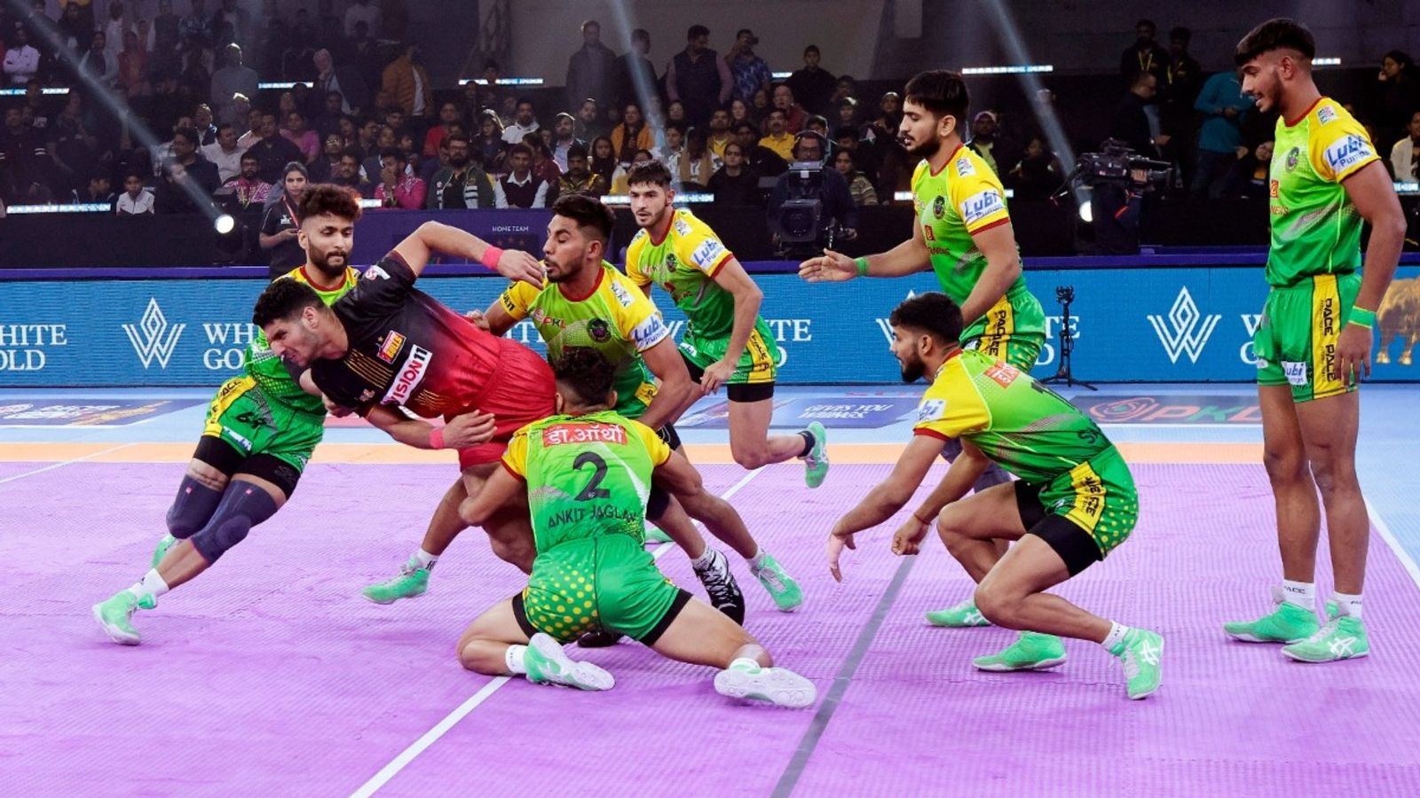 Pro Kabaddi League : तीन बार के चैंपियंस पटना पाइरेट्स ने बेंगलुरु को धोया तो जयपुर पिंक पैंथर्स ने तेलुगू टाइटंस को दी मात  Pro Kabaddi League : तीन बार के चैंपियंस पटना पाइरेट्स ने बेंगलुरु को धोया तो जयपुर पिंक पैंथर्स ने तेलुगू टाइटंस को दी मात