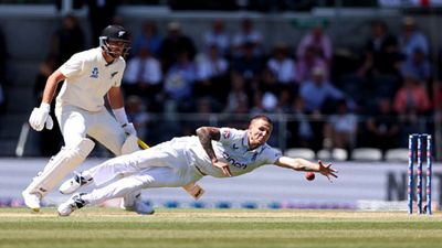 ब्रायडन कार्स के 10 विकेट से इंग्लैंड ने न्यूजीलैंड पर दर्ज की 8 विकेट से ऐतिहासिक जीत, 12.4 ओवर में हासिल किया 104 रन का टारगेट SportsTak Hindi