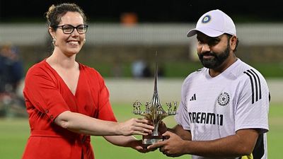 IND vs AUS : रोहित शर्मा ऑस्ट्रेलियाई मैदान पर उतरते ही निकले फ्लॉप, पिंक बॉल मैच में जीत के बाद कहा - थोड़ा अनलकी रहे कि... पिंक बॉल अभ्यास मैच की ट्रॉफी लेने के दौरान रोहित शर्मा