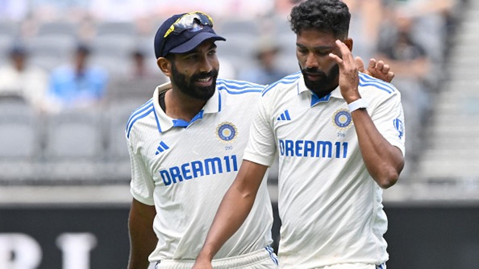 'विकेट नहीं मिल रहे थे तो मैं...',  मोहम्मद सिराज का अपनी लाइन एंड लेंथ बिगड़ने पर बड़ा खुलासा, बताया जसप्रीत बुमराह ने कैसे की मदद? Video 'विकेट नहीं मिल रहे थे तो मैं...',  मोहम्मद सिराज का अपनी लाइन एंड लेंथ बिगड़ने पर बड़ा खुलासा, बताया जसप्रीत बुमराह ने कैसे की मदद? Video