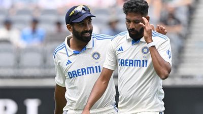 'विकेट नहीं मिल रहे थे तो मैं...',  मोहम्मद सिराज का अपनी लाइन एंड लेंथ बिगड़ने पर बड़ा खुलासा, बताया जसप्रीत बुमराह ने कैसे की मदद? Video SportsTak Hindi