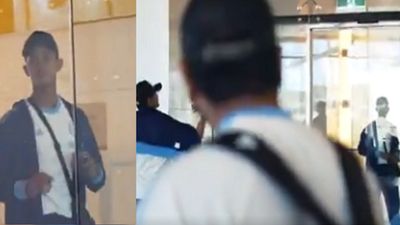 IND vs AUS: एयरपोर्ट पर फंसे यशस्वी जायसवाल तो शुभमन गिल ने चलाया दिमाग, रोहित शर्मा को बताया बाहर निकालने का तरीका? Video SportsTak Hindi