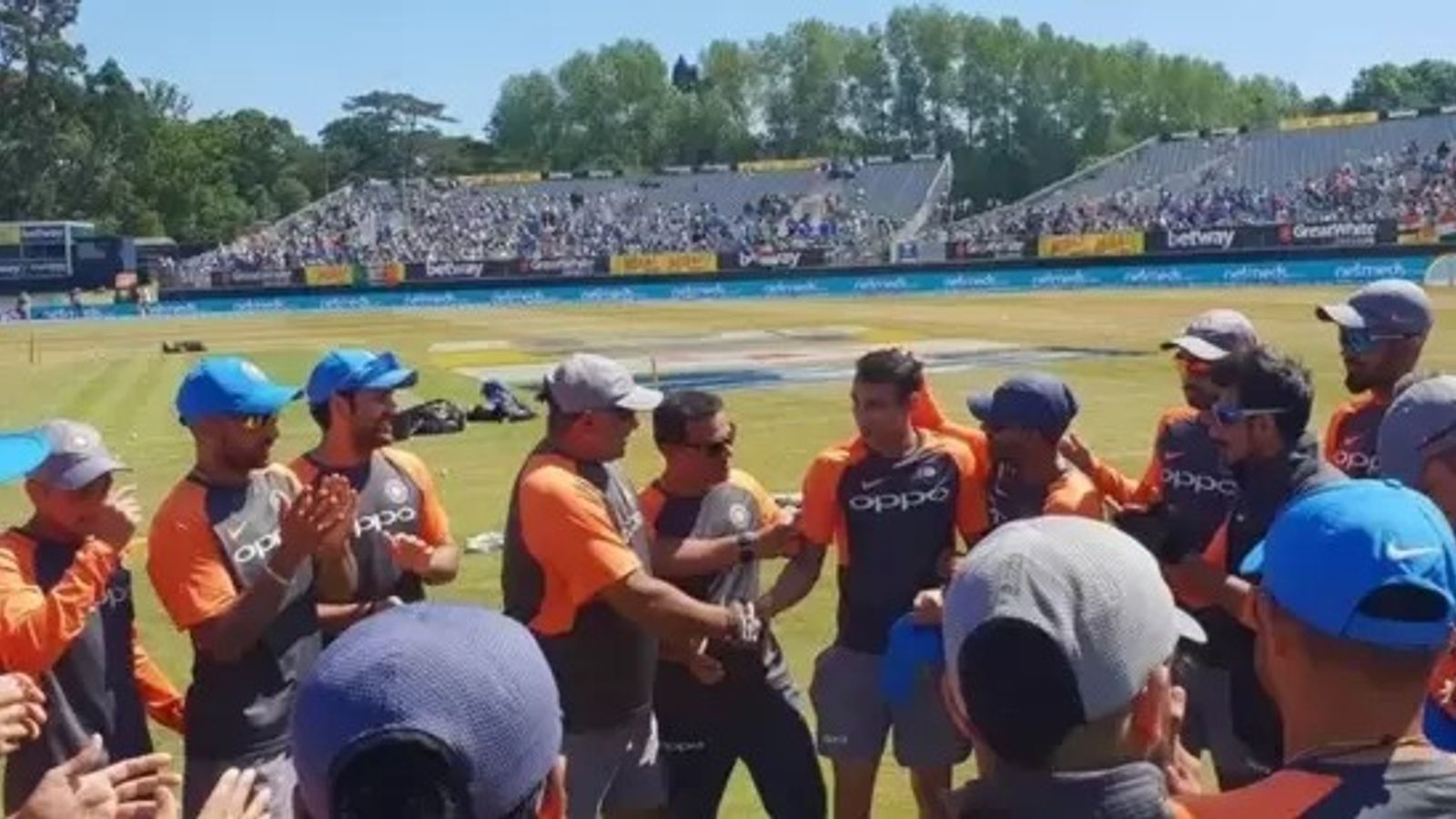 विराट कोहली के साथ वर्ल्ड कप जीतने वाले क्रिकेटर को SBI में मिली नौकरी, धोनी ने दिया था डेब्यू कैप विराट कोहली के साथ वर्ल्ड कप जीतने वाले क्रिकेटर को SBI में मिली नौकरी, धोनी ने दिया था डेब्यू कैप