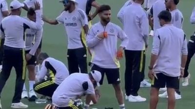 क्या विराट कोहली एडिलेड टेस्ट से पहले चोटिल हो गए हैं? घुटने पर पट्टी बांध ट्रेनिंग करते आए नजर, फैंस की बढ़ी टेंशन, VIDEO SportsTak Hindi