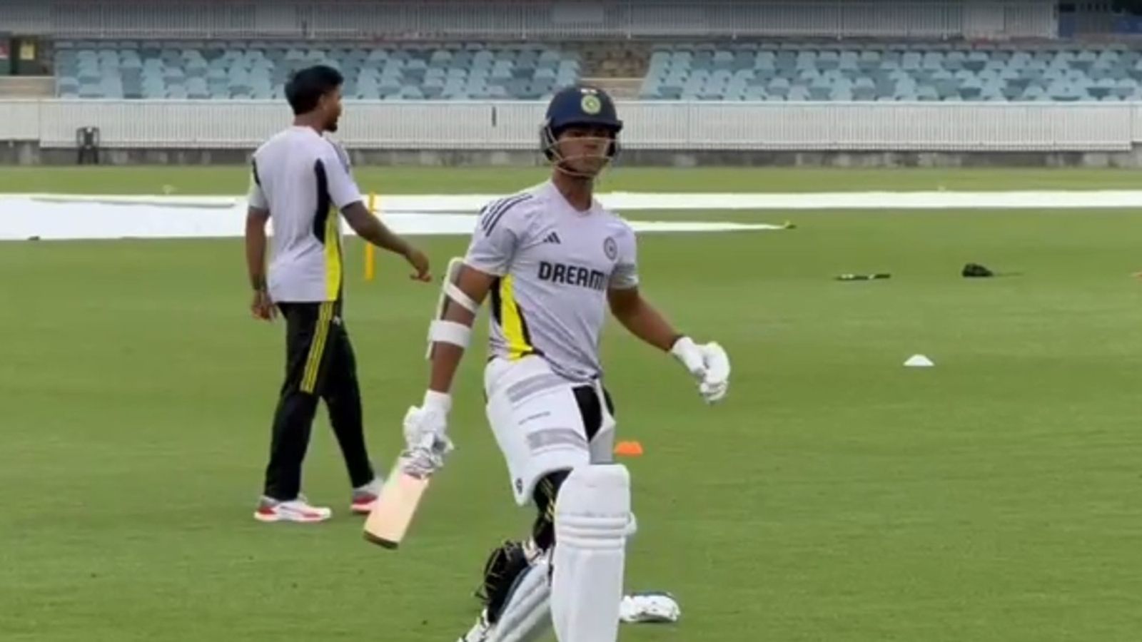 IND vs AUS : 'तुम लीजेंड हो लेकिन बूढ़े हो गए हो', यशस्वी जायसवाल ने कैसे पर्थ टेस्ट मैच में नाथन लॉयन का उड़ाया मजाक, अब हुआ बड़ा खुलासा   IND vs AUS : 'तुम लीजेंड हो लेकिन बूढ़े हो गए हो', यशस्वी जायसवाल ने कैसे पर्थ टेस्ट मैच में नाथन लॉयन का उड़ाया मजाक, अब हुआ बड़ा खुलासा