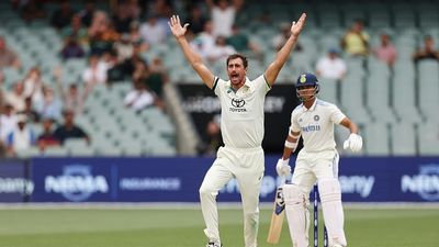 IND vs AUS : यशस्वी जायसवाल को एडिलेड के मैदान में स्टार्क ने कैसे पहली गेंद पर भेजा पवेलियन, टेस्ट में तीसरी बार किया ऐसा, देखें Video यशस्वी जायसवाल को आउट करने के दौरान मिचेल स्टार्क