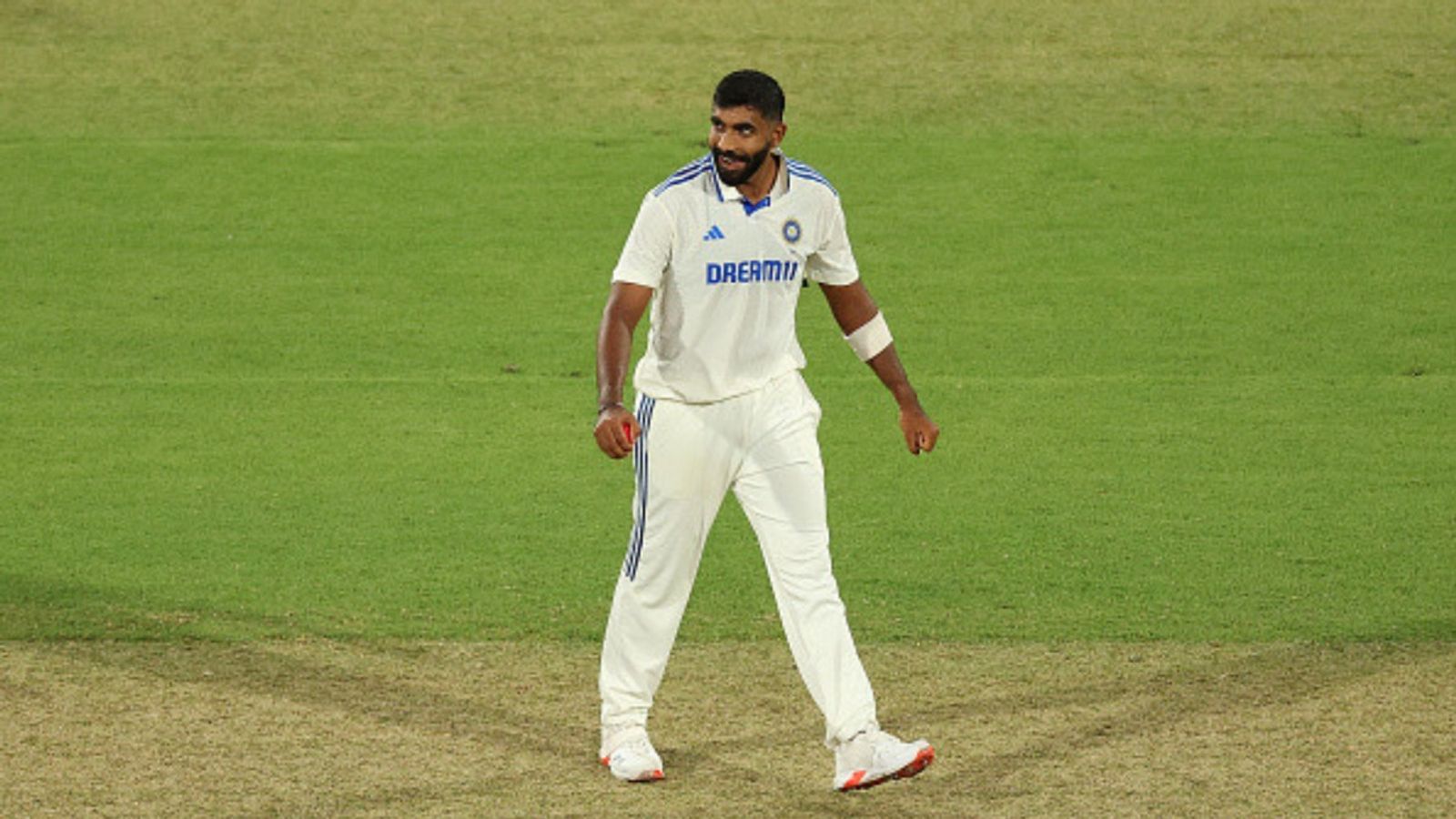 IND vs AUS: जसप्रीत बुमराह ने उस्मान ख्वाजा को आउट कर कमाल कर दिया, 22 साल बाद किसी भारतीय पेसर ने बिखेरा ऐसा जलवा, धुरंधरों की लिस्ट में बनाई जगह IND vs AUS: जसप्रीत बुमराह ने उस्मान ख्वाजा को आउट कर कमाल कर दिया, 22 साल बाद किसी भारतीय पेसर ने बिखेरा ऐसा जलवा, धुरंधरों की लिस्ट में बनाई जगह