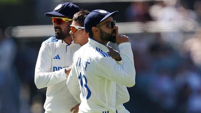 विराट कोहली ने लाबुशेन के विकेट के बाद ऑस्ट्रेलियाई दर्शकों को कराया शांत, मुंह देखते रह गए कप्तान पैट कमिंस, Video SportsTak Hindi