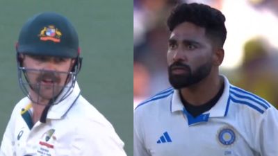 Travis Head, IND vs AUS : शतकवीर ट्रेविस हेड को क्लीन बोल्ड करने के बाद सिराज का गुस्सा आया बाहर! पहले दिखाई आंख फिर जमकर हुई बहसबाजी, VIDEO   ट्रेविस हेड और सिराज