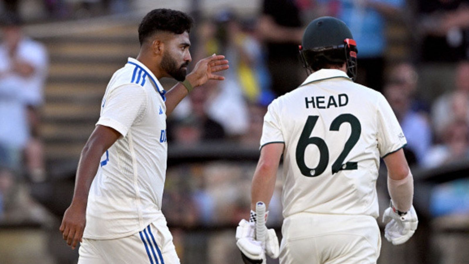 Siraj, IND vs AUS : पहले लाबुशेन की तरफ फेंकी गेंद फिर ट्रेविस हेड को बोल्ड करके सिराज ने लिया पंगा, बीच मैदान अंपायर ने दी वॉर्निंग, अब नहीं सुधरे तो लग सकता है बैन  Siraj, IND vs AUS : पहले लाबुशेन की तरफ फेंकी गेंद फिर ट्रेविस हेड को बोल्ड करके सिराज ने लिया पंगा, बीच मैदान अंपायर ने दी वॉर्निंग, अब नहीं सुधरे तो लग सकता है बैन