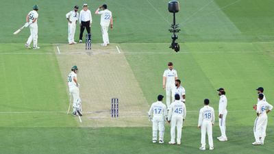 IND vs AUS: ट्रेविस हेड के धूमधड़ाके से ऑस्ट्रेलिया ने कसा शिकंजा, 157 रन की ली बढ़त, पुरानी गेंद से फीकी बॉलिंग भारत को पड़ी भारी SportsTak Hindi