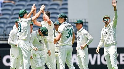 IND vs AUS: एडिलेड टेस्ट के बीच ऑस्ट्रेलियाई टीम को मिली बड़ी खुशखबरी, भारत के खिलाफ तीसरा टेस्ट खेलेगा स्टार तेज गेंदबाज! SportsTak Hindi