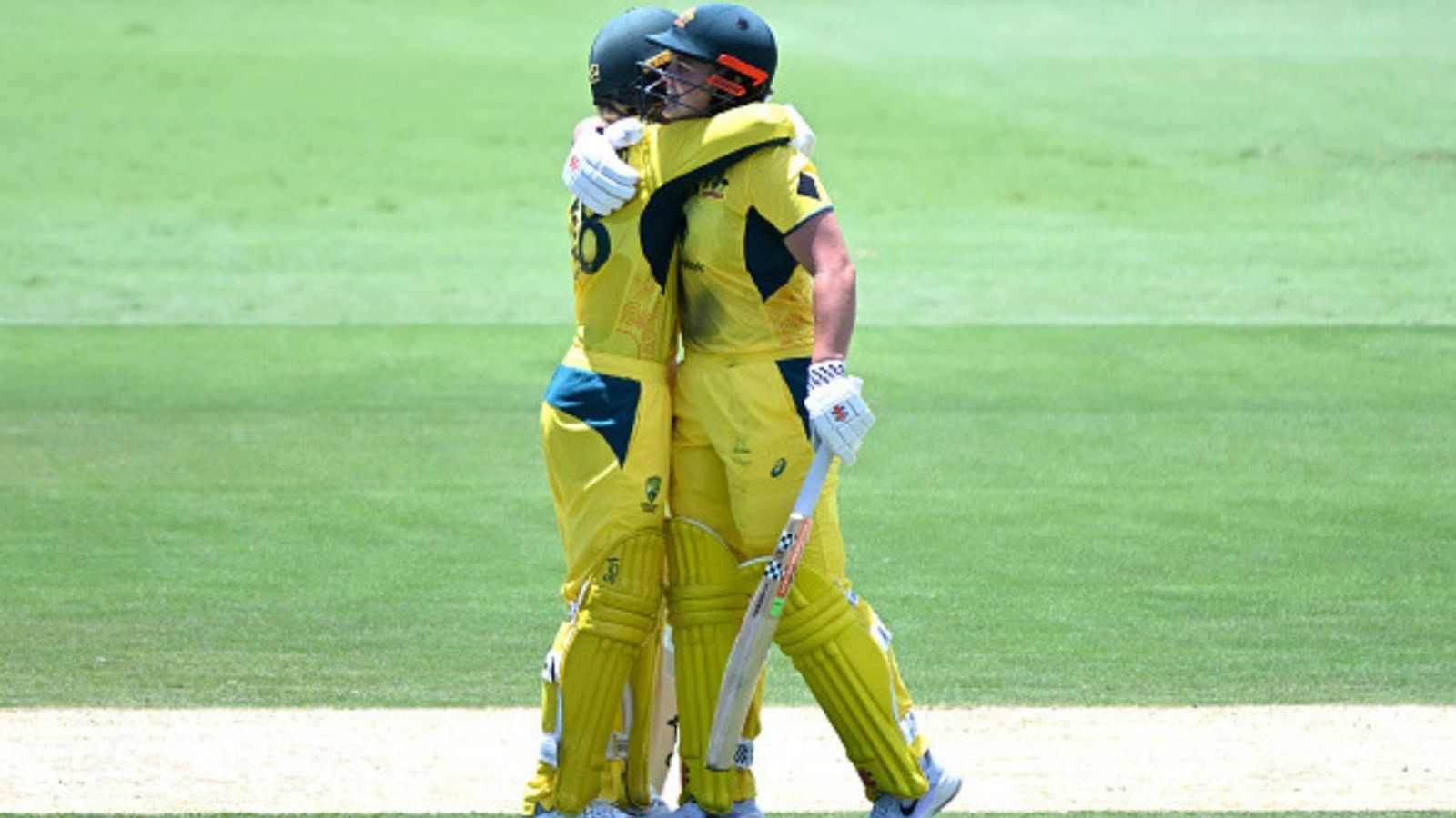 IND vs AUS: टीम इंडिया को ऑस्ट्रेलिया ने 122 रन से धूल चटाई, 371 रन लुटाने के बाद पूरे 50 ओवर भी नहीं खेल पाया भारत, सीरीज भी गंवाई IND vs AUS: टीम इंडिया को ऑस्ट्रेलिया ने 122 रन से धूल चटाई, 371 रन लुटाने के बाद पूरे 50 ओवर भी नहीं खेल पाया भारत, सीरीज भी गंवाई