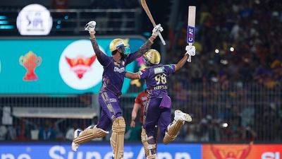 बड़ी खबर : IPL 2025 सीजन में KKR की कप्तानी करने के लिए तैयार अय्यर, कहा - मैं हमेशा लीडर बनना...  आईपीएल मैच जीतने के बाद वेंकटेश अय्यर और श्रेयस अय्यर