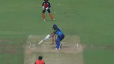 IND vs AUS टेस्ट सीरीज के बीच शमी ने बैटिंग से मचाया धमाल, चौके-छक्के उड़ाकर बचाई बंगाल की लाज, देखें Video SMAT के मच में बैटिंग करते शमी