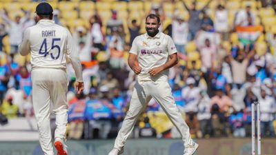 IND vs AUS: रोहित शर्मा की वजह से मोहम्मद शमी का ऑस्ट्रेलिया दौरे के लिए नहीं हो रहा सेलेक्शन? दोनों के रिश्ते पर रिपोर्ट में विस्फोटक खुलासा SportsTak Hindi